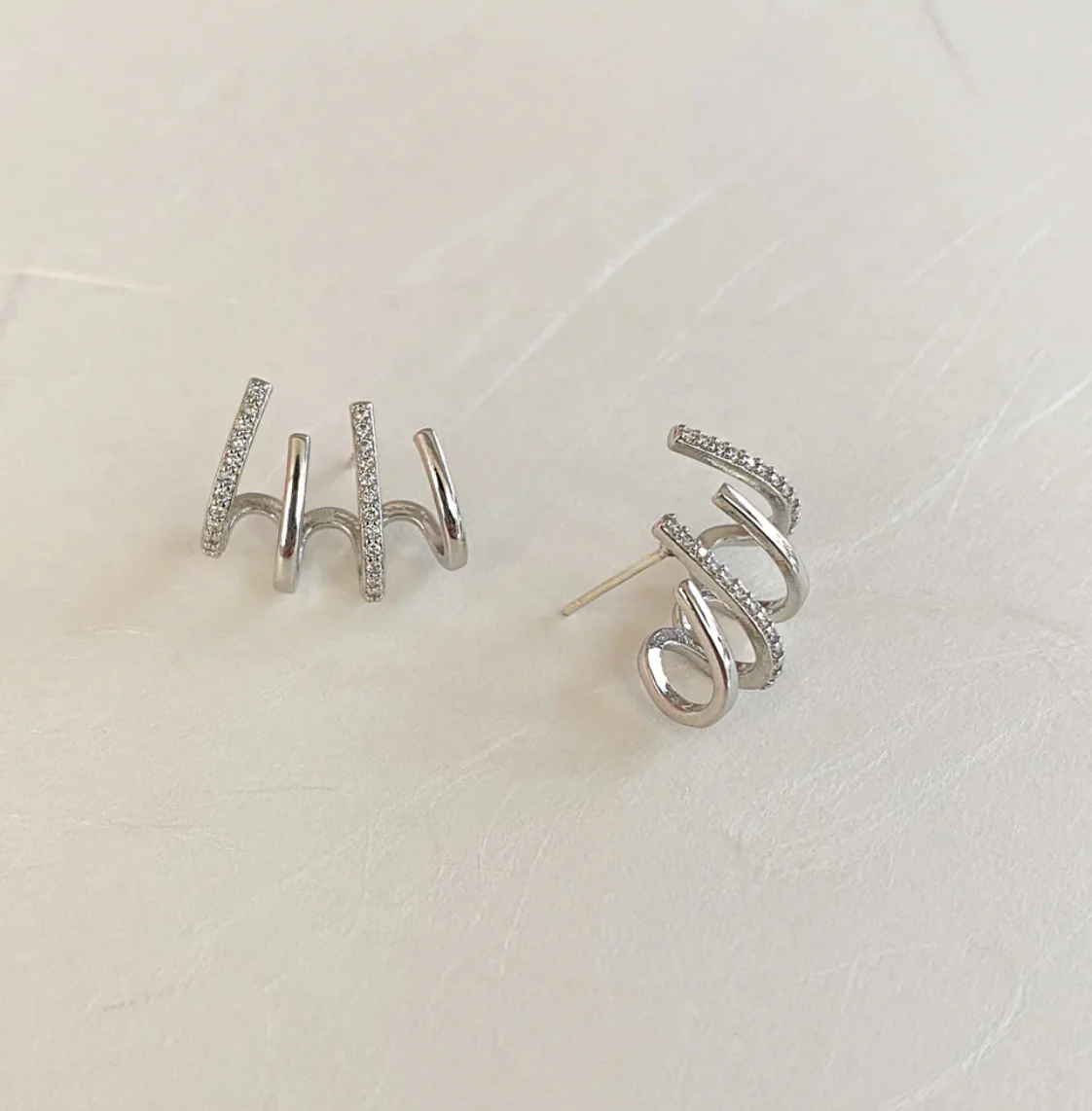 Pendientes Trepadores Dorados con Circonitas – Elegancia Brillante